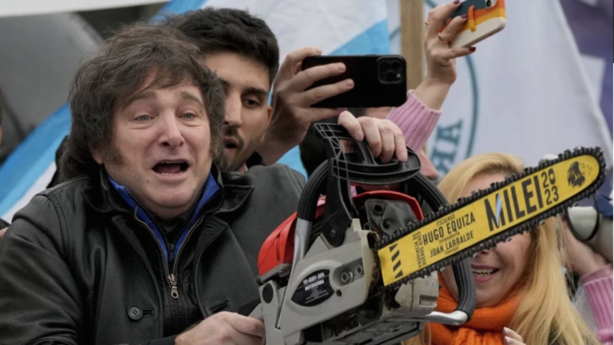 Milei emulando ser un “rockstar” (ha visto 14 veces a los Rolling Stones) en los escenarios y con un sentido de teatralidad muy particular, con motosierra encendida en sus manos.