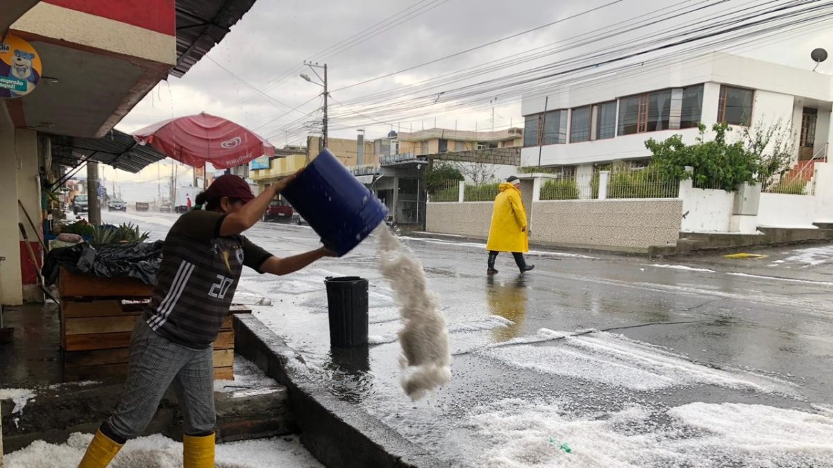 Limpieza. Los habitantes de Latacunga limpiaron los ingresos a sus casas y negocios para evitar que el agua entrara.