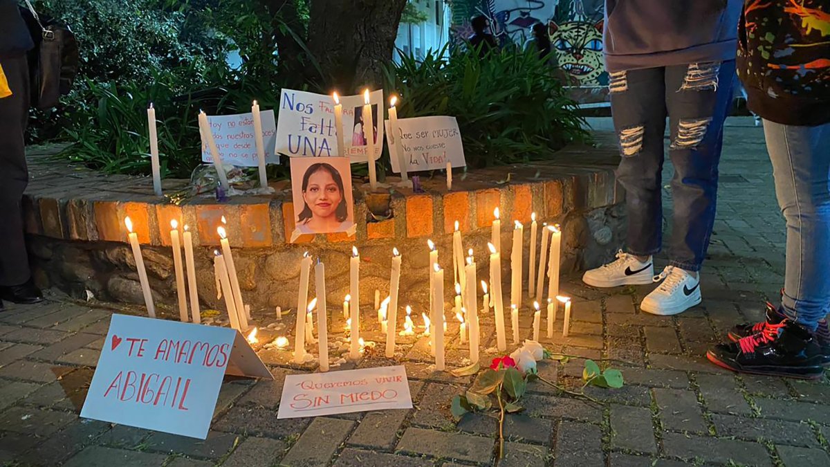 Luto. Estudiantes de la Facultad de Filosofía hicieron una vigilia y colocaron velas con mensajes para Abigaíl.