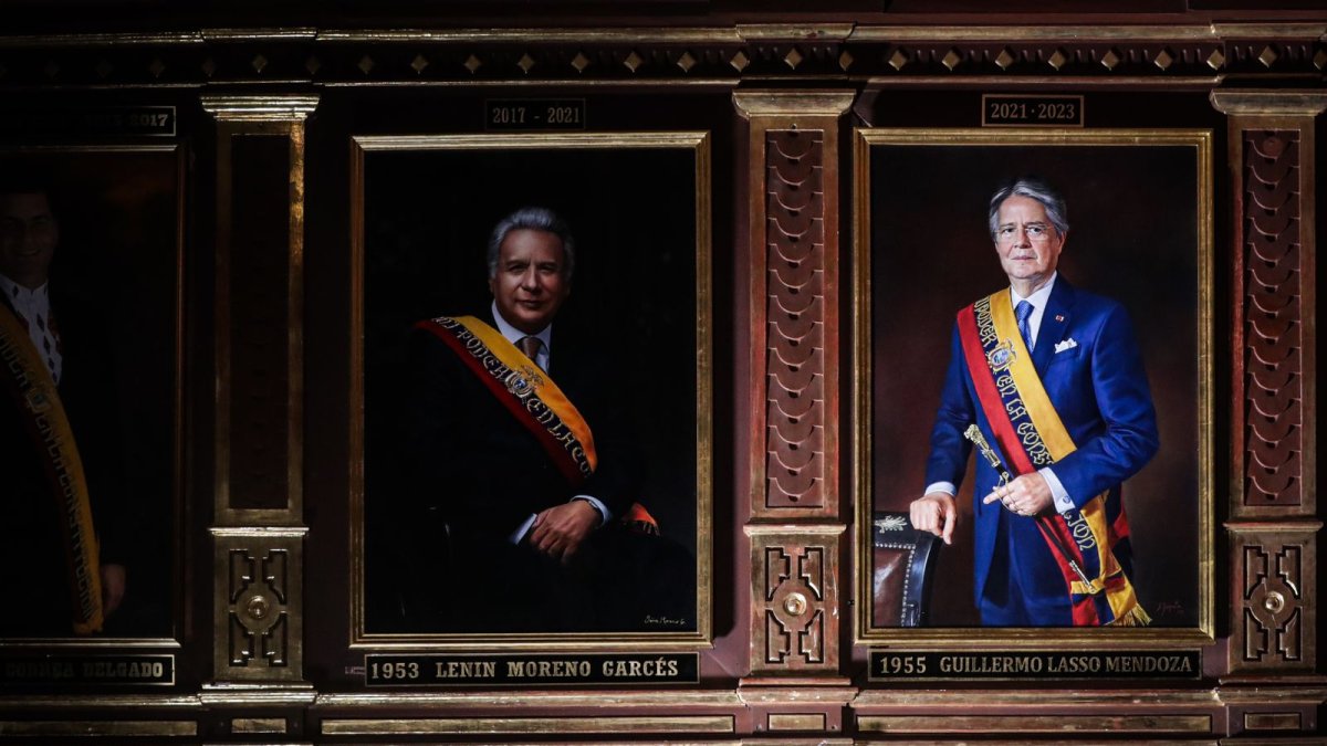 El retrato del presidente Guillermo Lasso está junto al del exmandatario Lenin Moreno.