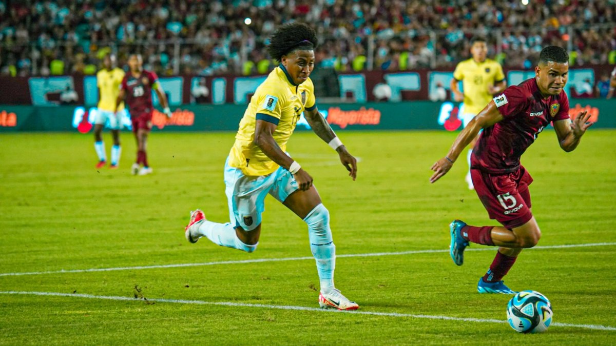 Ángelo Preciado (i), de Ecuador, va a la disputa de un balón contra Miguel Navarro, de Venezuela.