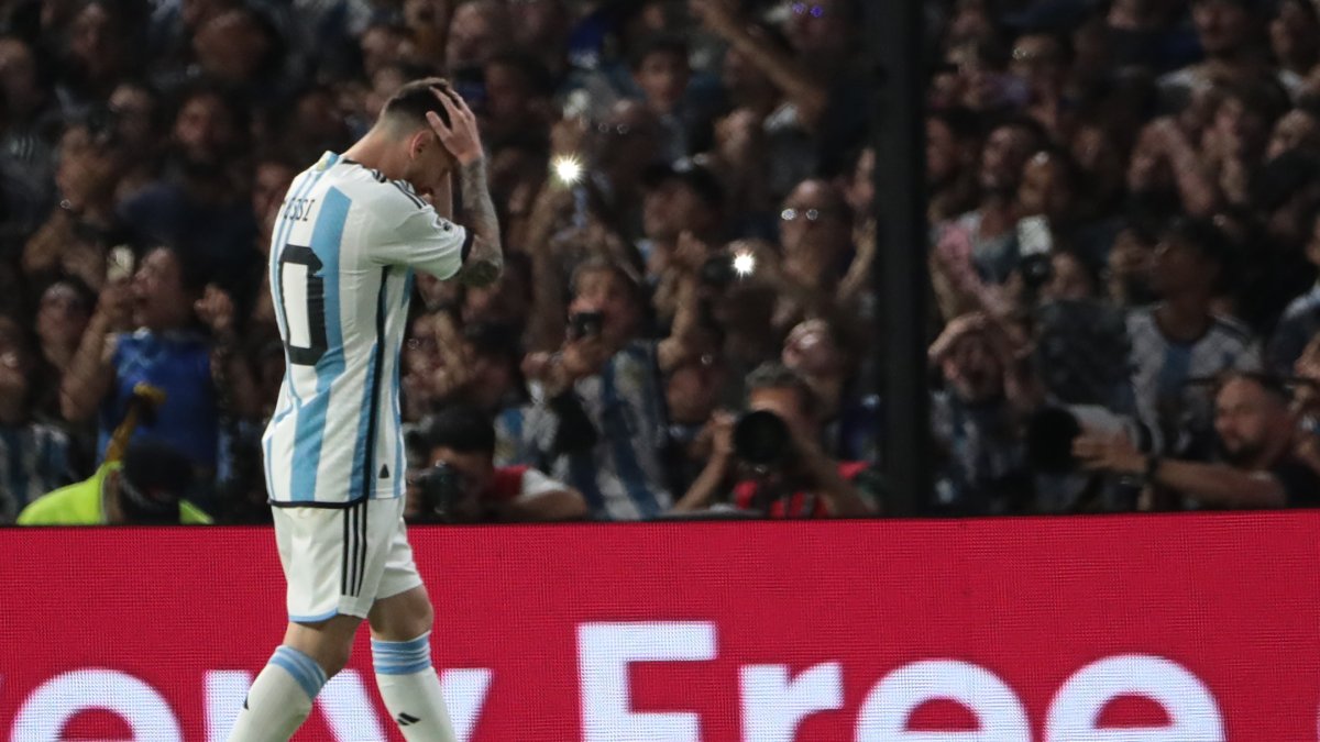 Lionel Messi refleja la frustración de los jugadores argentinos tras caer por 2-0 ante Uruguay