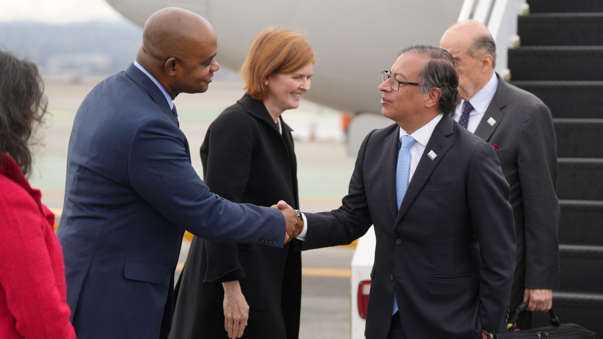 El mandatario Gustavo Petro (d), saluda al embajador de Colombia en Estados Unidos, Luis Gilberto Murillo (i), a su llegada a San Francisco (California, EE.UU.).