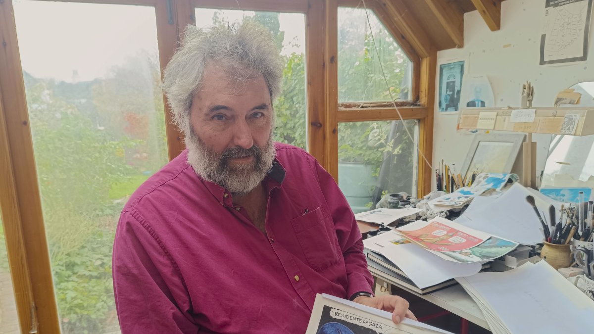 El mítico caricaturista británico Steve Bell aparece con uno de sus controvertidas caricaturas.