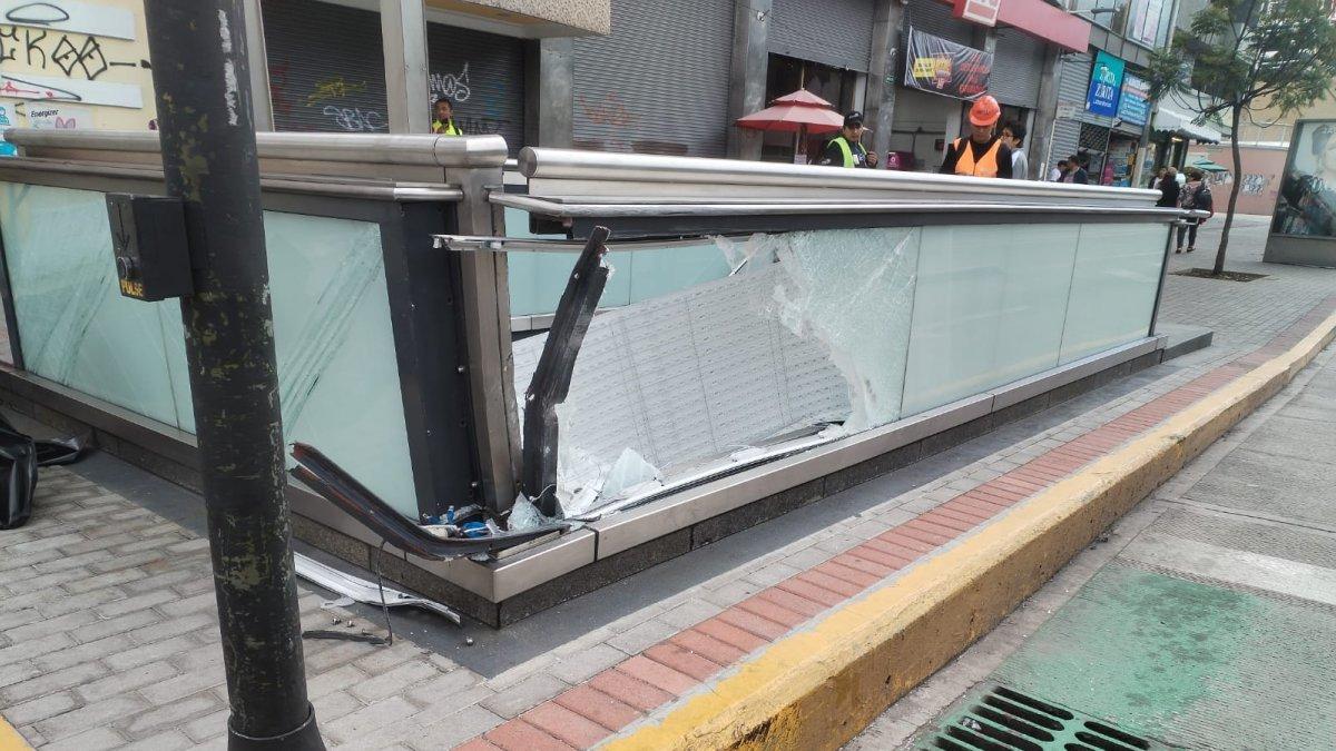 El conductor que se impactó contra la estación se dio a la fuga.