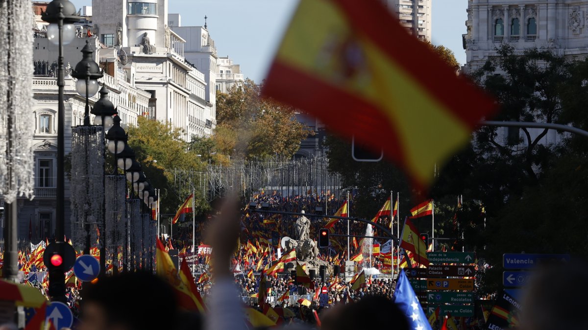 Manifestación multitudinaria contra la amnistía en la Plaza de Cibeles de Madrid.