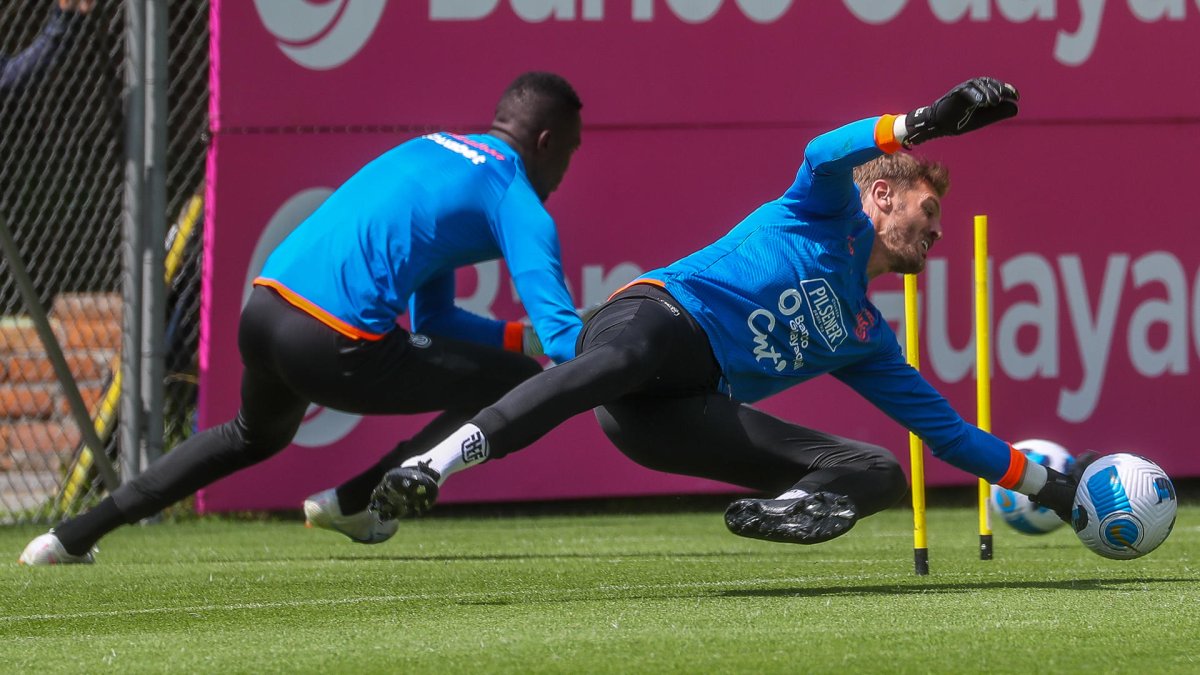 El arquero Javier Burrai (c) participa en un entrenamiento hoy, en la Casa de la Selección, en Quito (Ecuador).