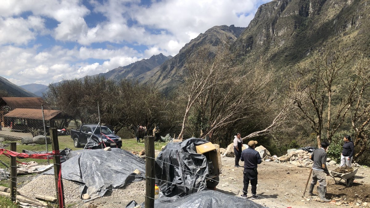 Varias edificaciones son construidas sin contar con los permisos municipales en zonas prohibidas del Cajas.