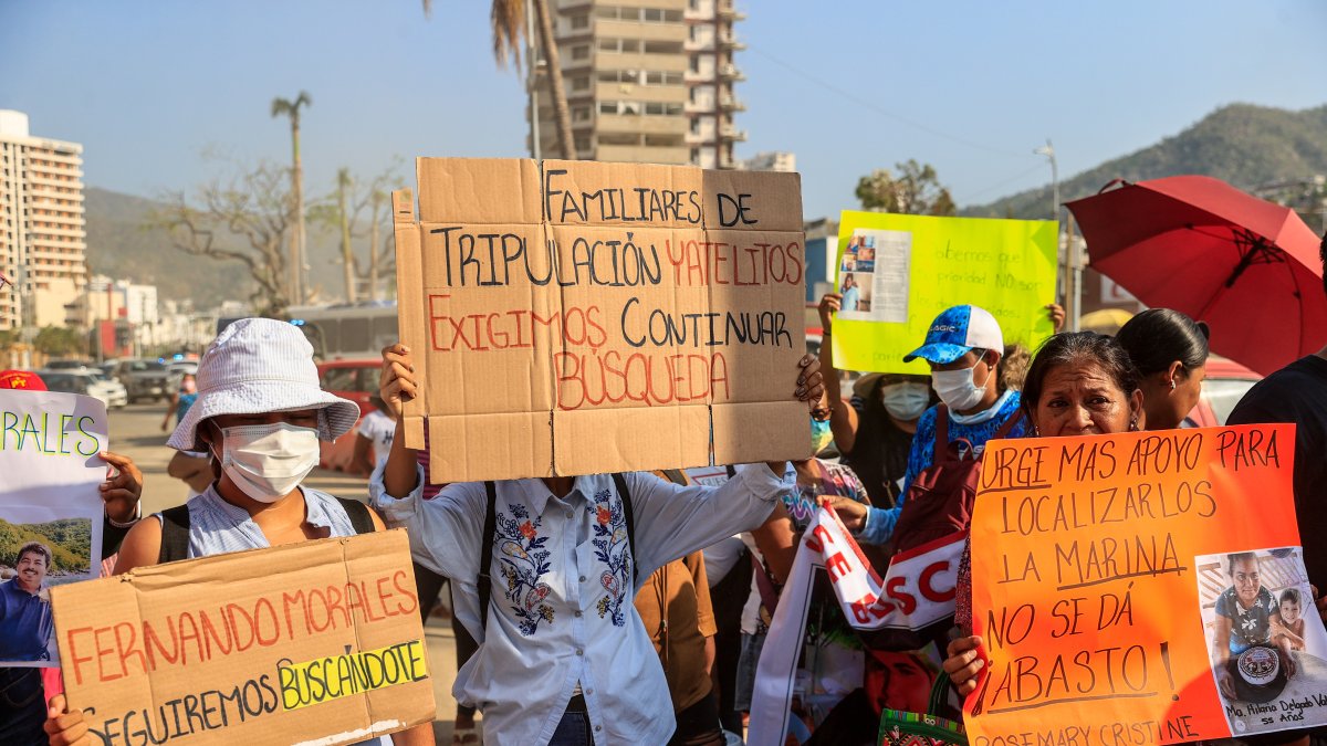 Familiares de personas desaparecidas por el paso del huracán Otis, protestaron en el balneario de Acapulco, en el estado de Guerrero (México).