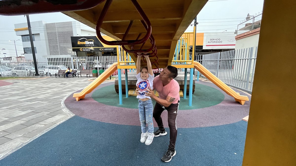 Diversión. Ahora, en los parques se observan tanto a padres como a madres con los menores.