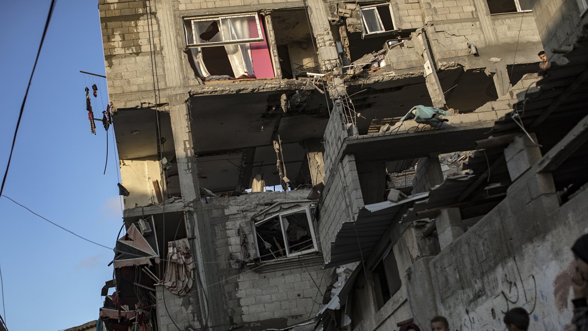 Los lugareños reaccionan tras un ataque aéreo israelí contra el campo de refugiados de Khan Yunis, en el sur de la Franja de Gaza.