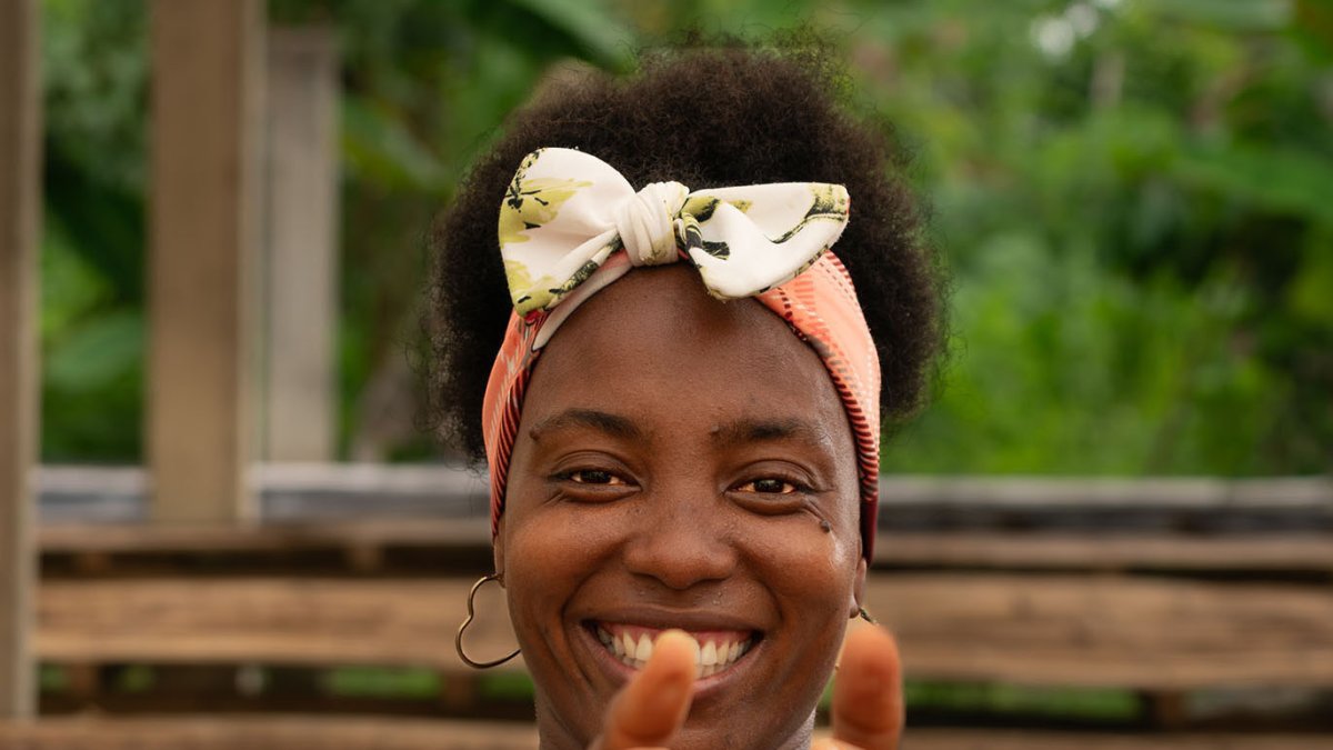 Nariño. Una mujer deja caer granos de cacao cultivado de forma orgánica.