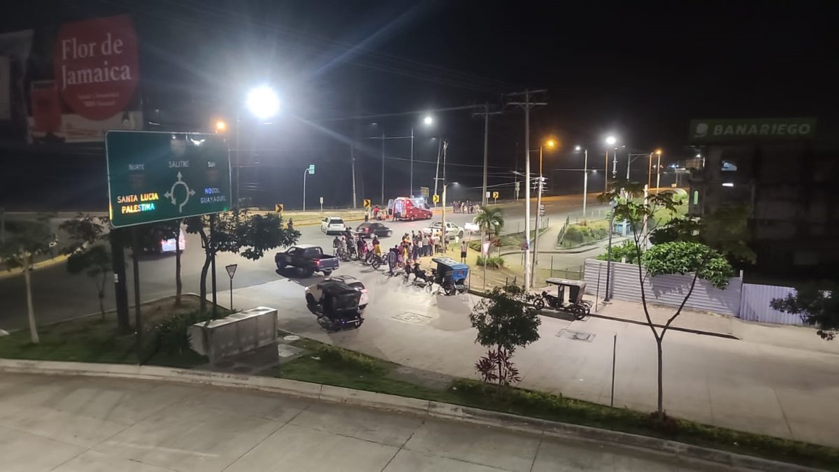 Los atacantes disparaban a los uniformados desde un vehículo y una motocicleta.