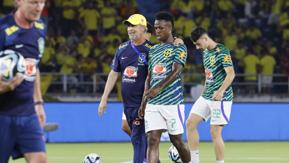 Vinicius Júnior (c), de Brasil, calienta en el partido de las eliminatorias sudamericanas entre Colombia y Brasil.