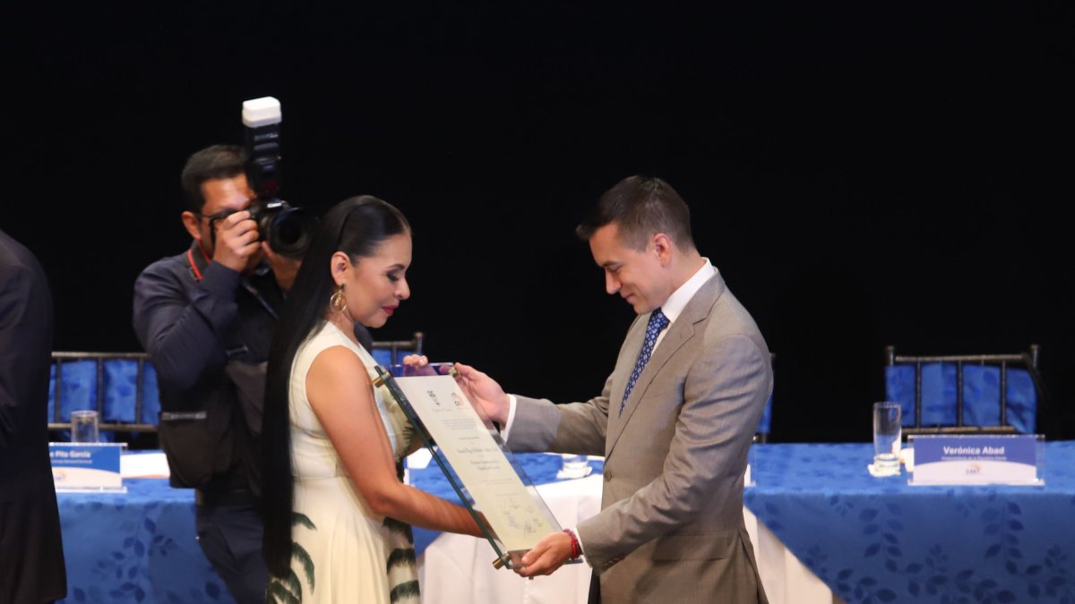 Credenciales. El miércoles, en el Teatro Sucre de Quito, Daniel Noboa recibió de la presidenta del CNE, Diana Atamaint, su credencial de presidente.