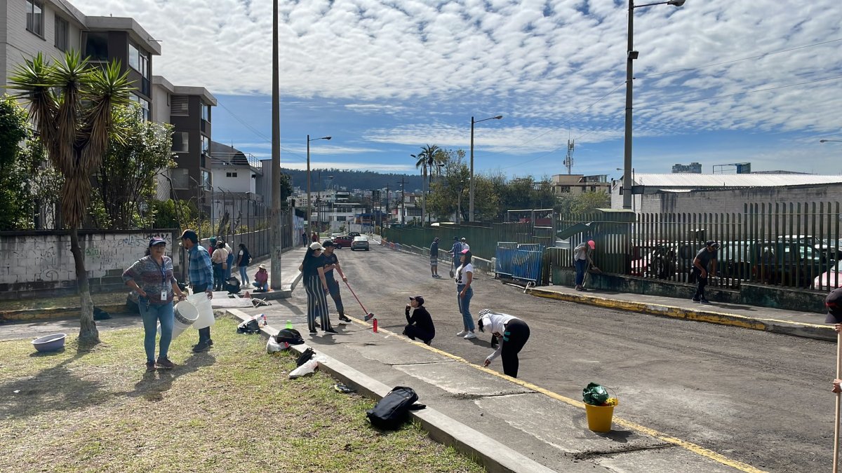 Ciudadanos y funcionarios participan de la megaminga