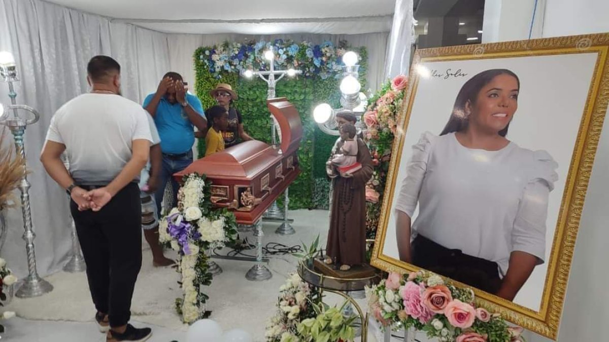 El recorrido del féretro de Adis Solís culminó en su casa, ubicada en el barrio 3 de Julio.