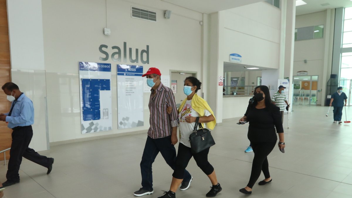 Salud. Afiliados y familiares acuden a una cita médica en una unidad hospitalaria del IESS.