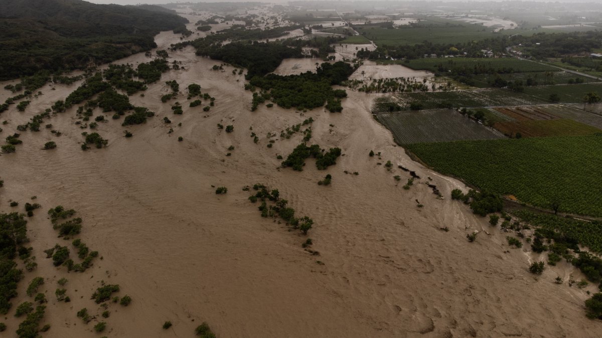 Fotografía aérea que muestra el Río Ocoa completamente desbordado y con un intenso caudal producto de la fuertes lluvias, en Palmar de Ocoa (República Dominicana). 