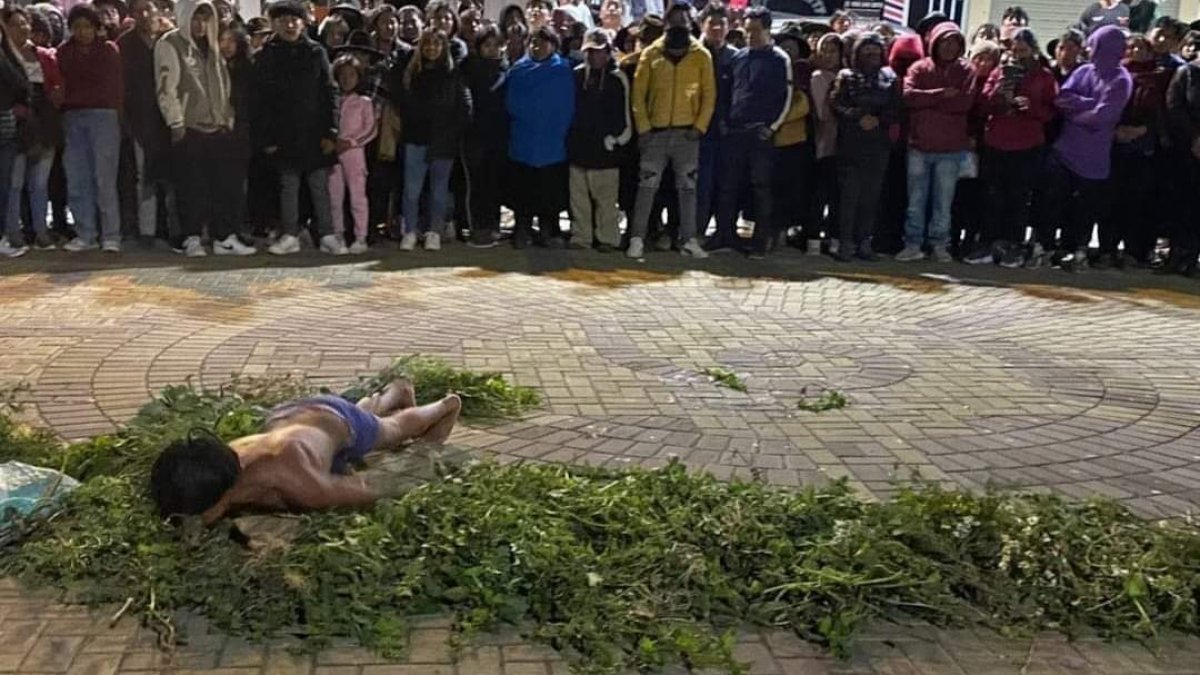 En Salasaka castigaron expulsaron a un comunero que fue acusado de robo y abuso sexual.