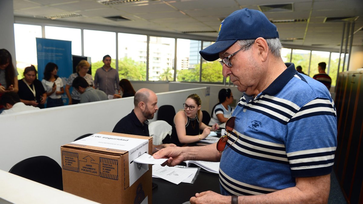 Un argentino vota en la segunda vuelta de las elecciones presidenciales hoy.