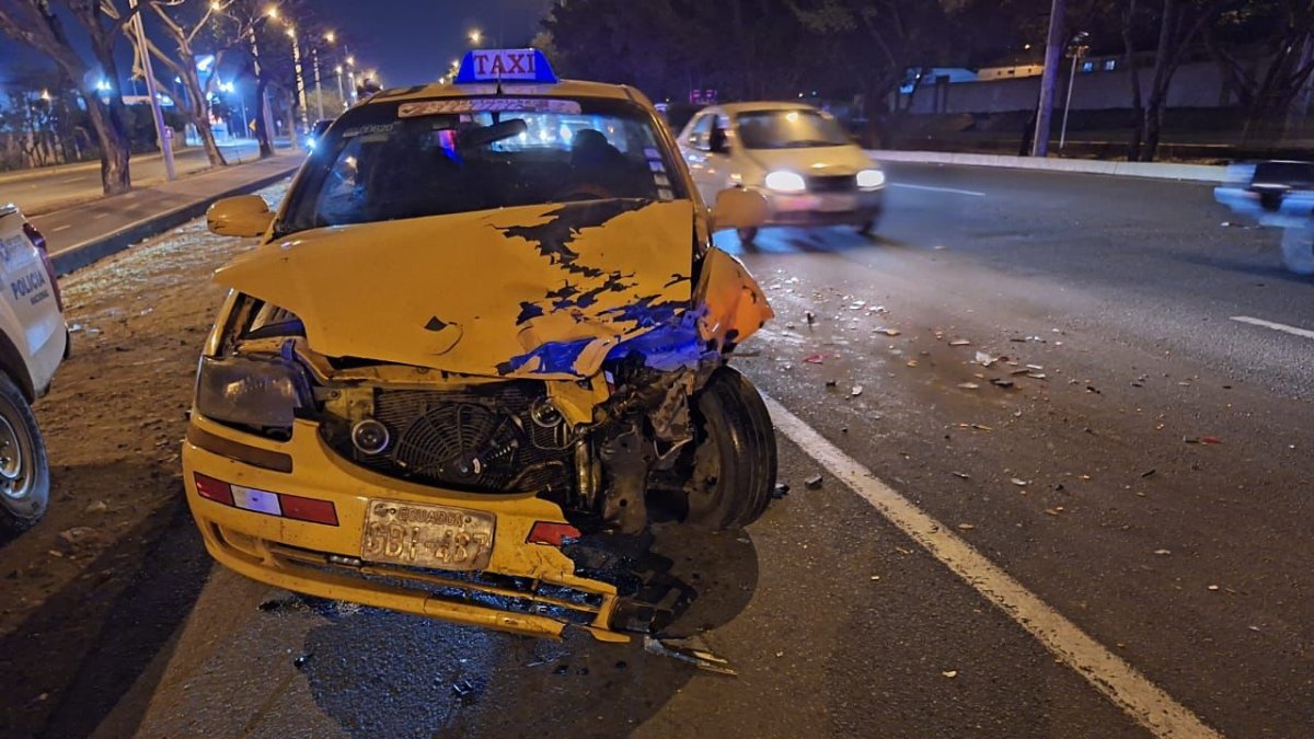 Consecuencia. Así quedó el taxi en que se movilizaban los sospechosos.