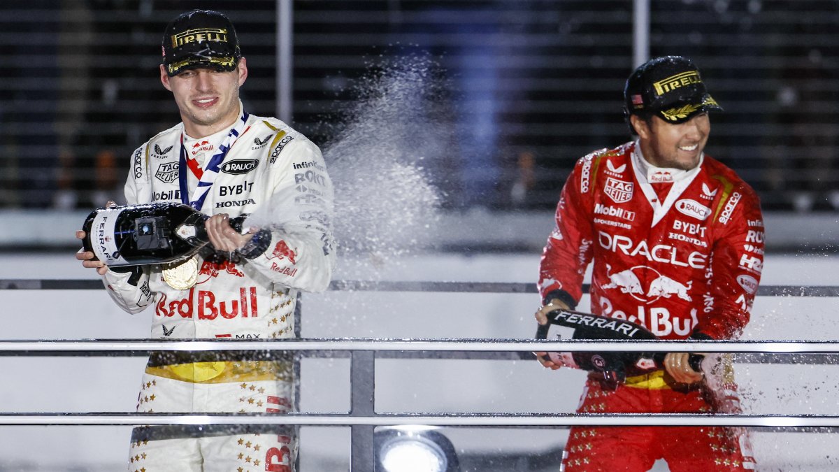 Max Verstappen (i) y Sergio 'Checo' Pérez en el podio del Gran Premio de Las Vegas.