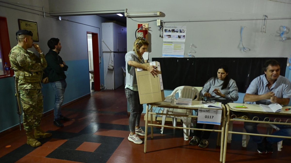 Jurados organizan un puesto de votaciones hoy, en Buenos Aires (Argentina).