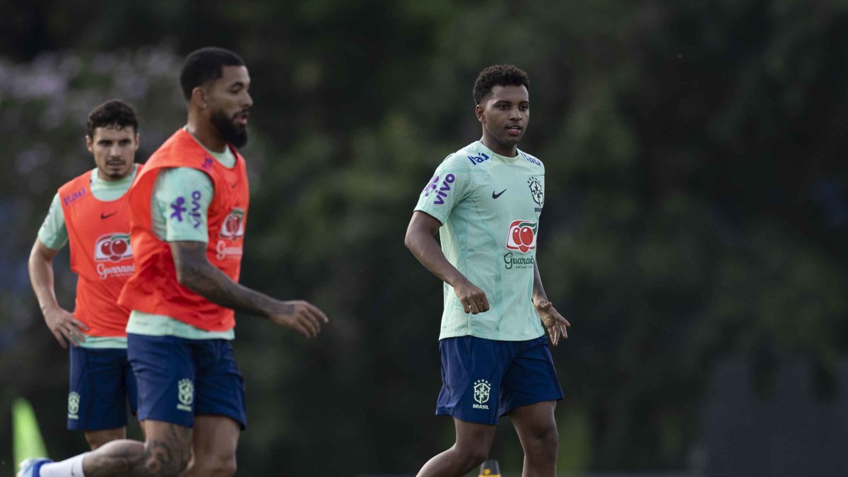 Rodrygo (d) deberá asumir el liderazgo en el ataque tras las bajas de Vinicius y Neymar.