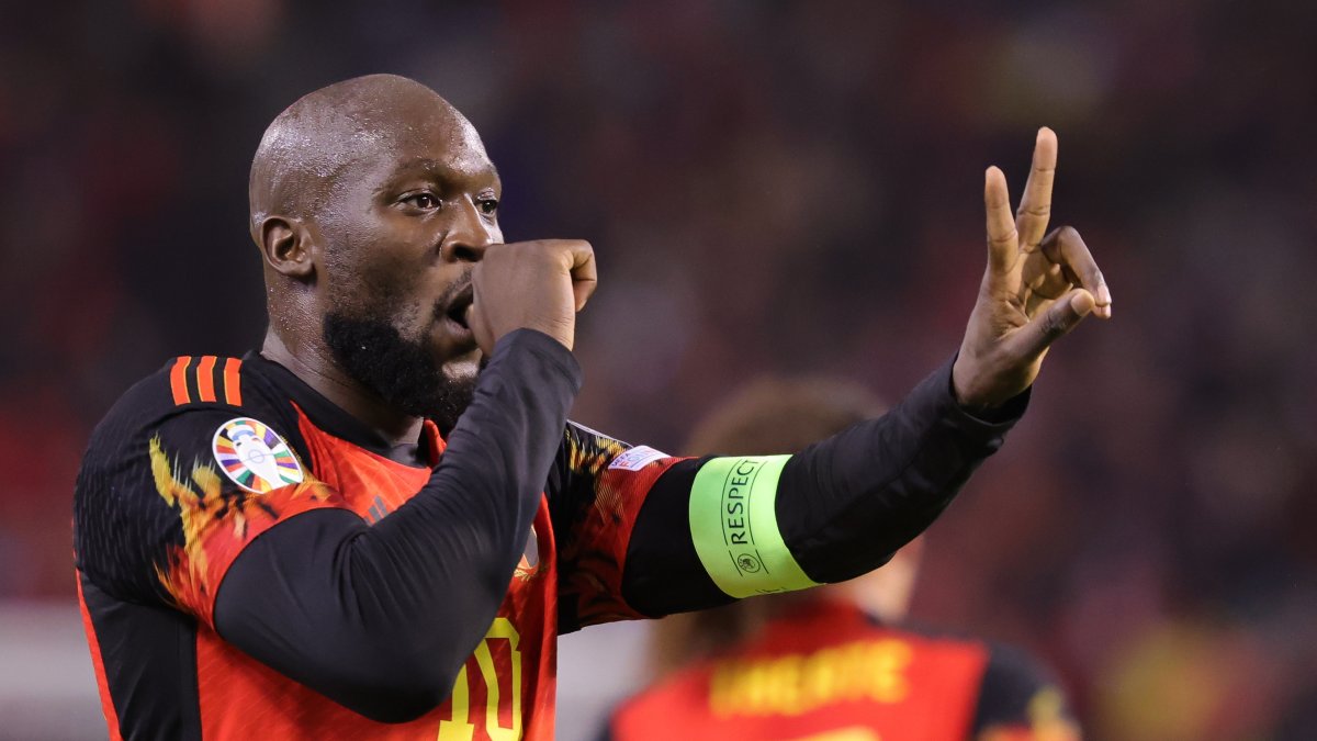 Romelu Lukaku, de Bélgica, celebra tras marcar el gol de 1-0 en el partido de clasificación del Grupo F de la UEFA EURO 2024 entre Bélgica y Azerbaiyán en Bruselas.