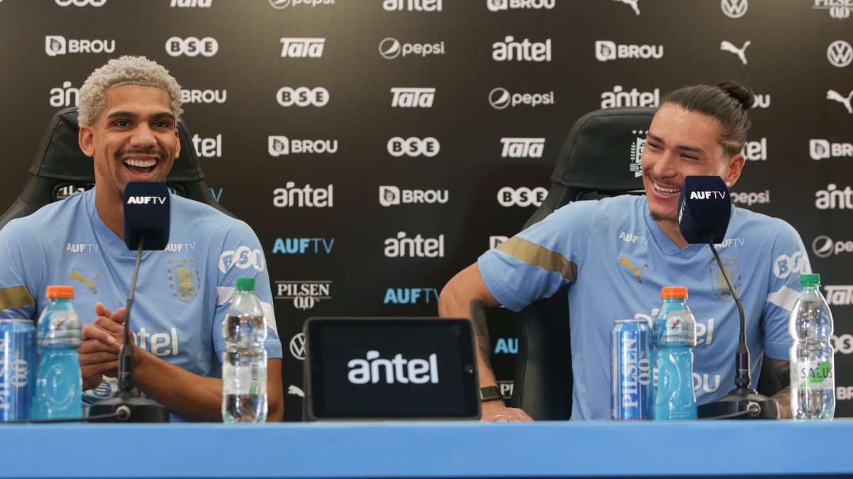 Ronald Araújo (i) y Darwin Núñez (d) hablaron sobre el partido ante Bolivia.