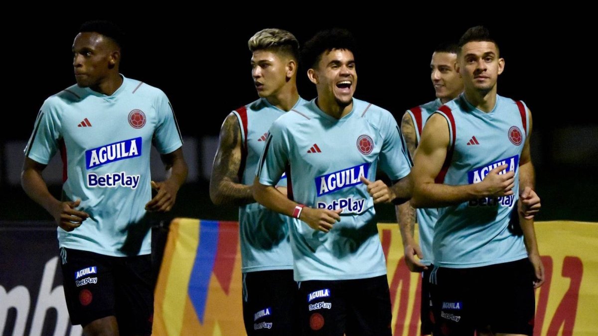 Los futbolistas colombianos entrenaron previo a su viaje a Paraguay.