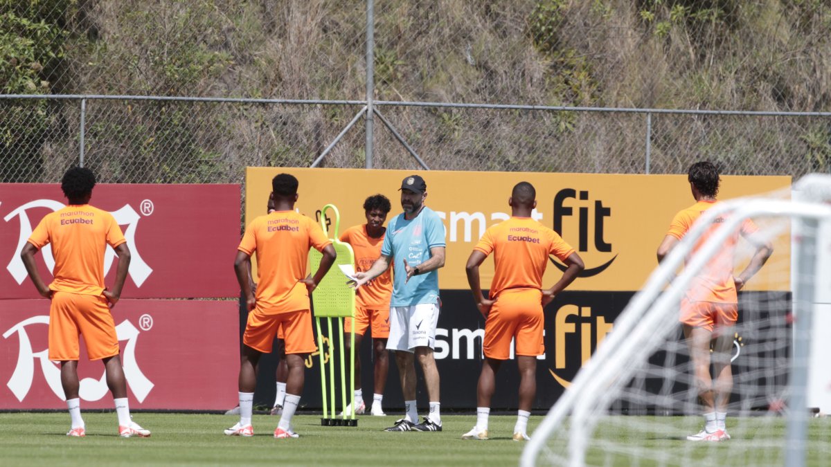 El entrenador Félix Sánchez Bas (c) ha sido blanco de críticas por el juego de la Tricolor.