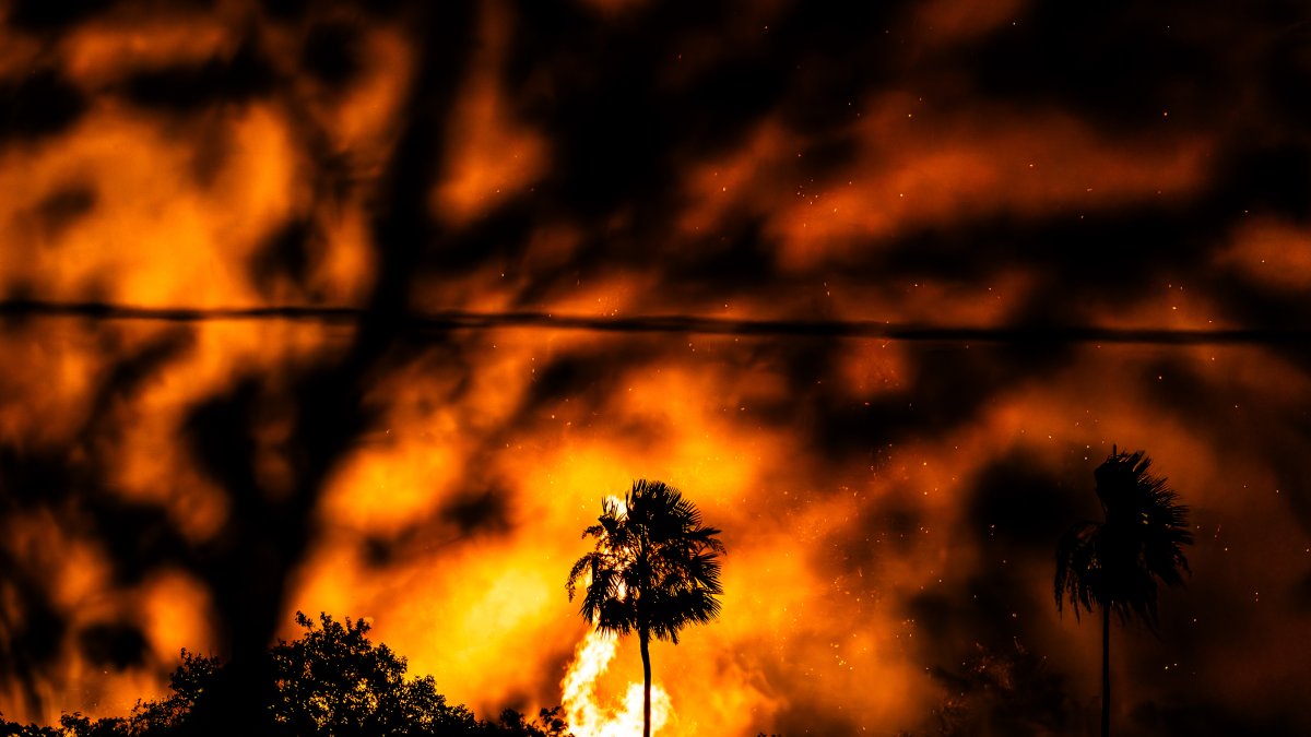Situación. Un gran incendio arrasa los alrededores de la autopista BR-262, el 17 noviembre 2023, en la ciudad de Miranda (Brasil).