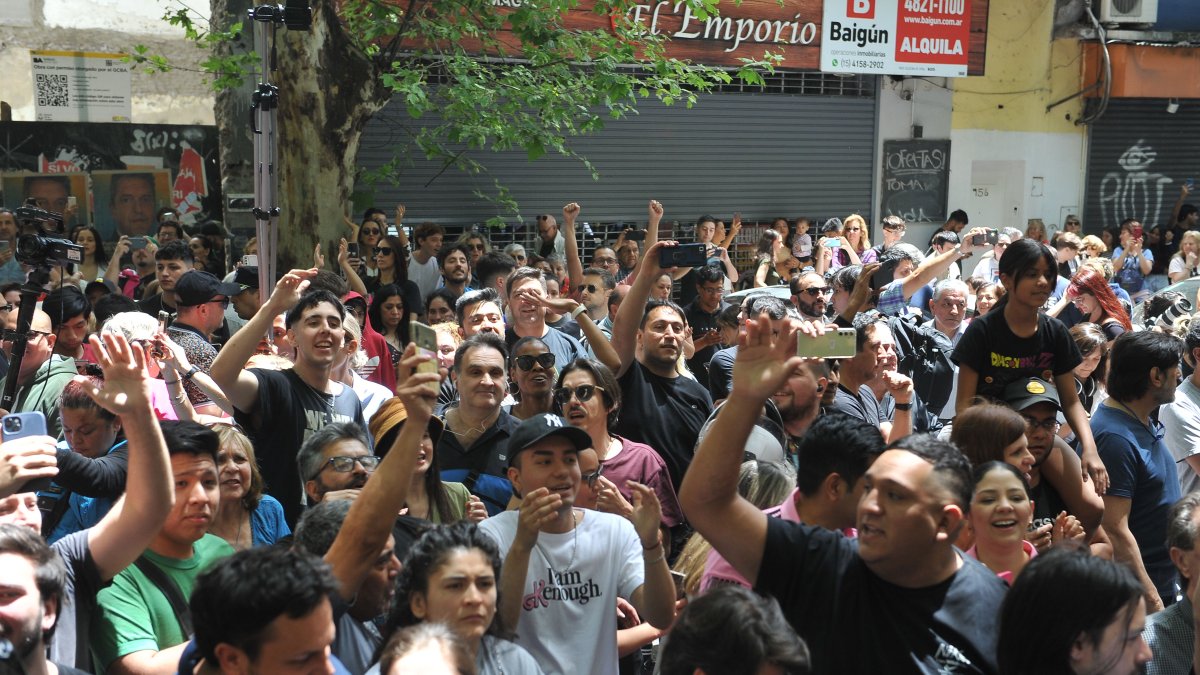 Personas se congregan durante la jornada electoral de este domingo en Buenos Aires (Argentina). 