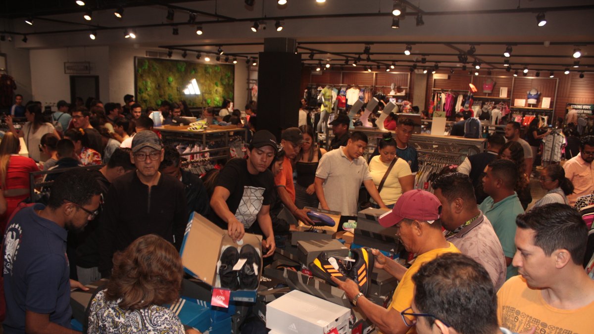 Compras.- Los clientes aprovechan los descuentos en el Mall de Sol.