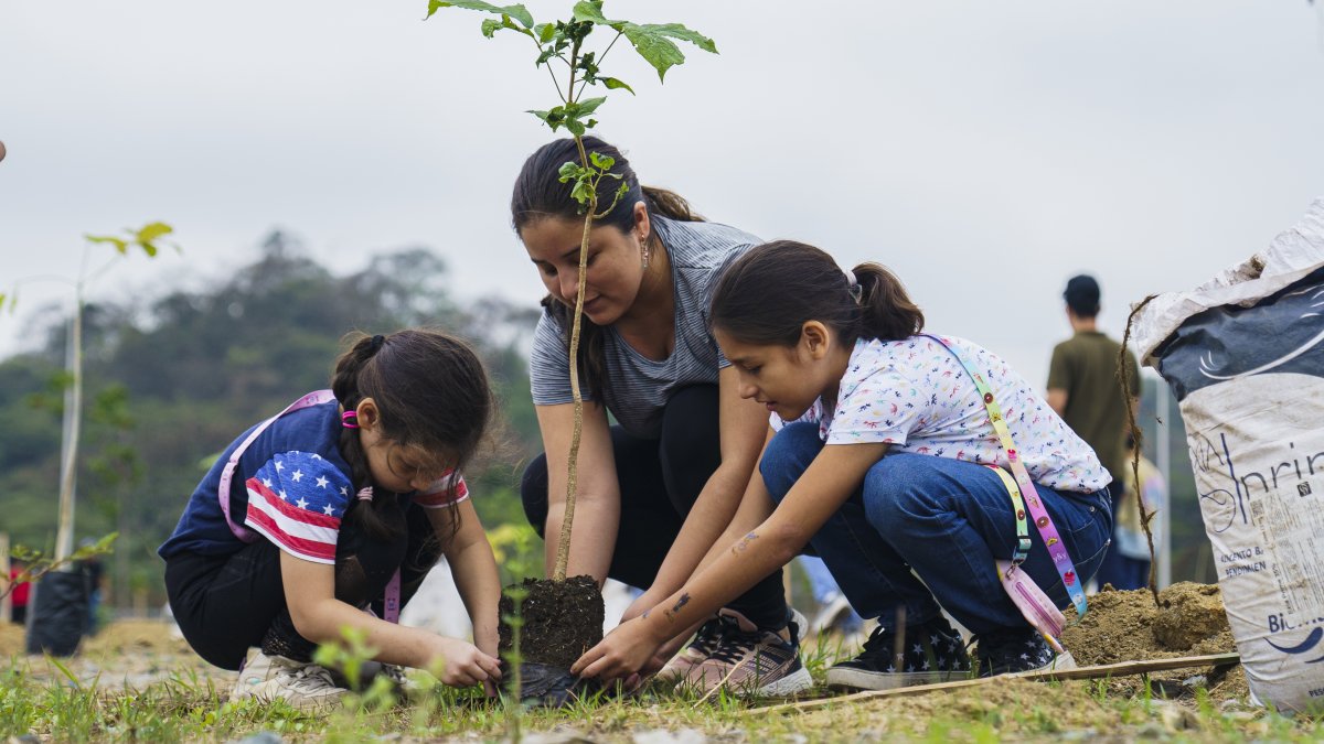 Hecho. Ciudadanos participaron en la siembra.