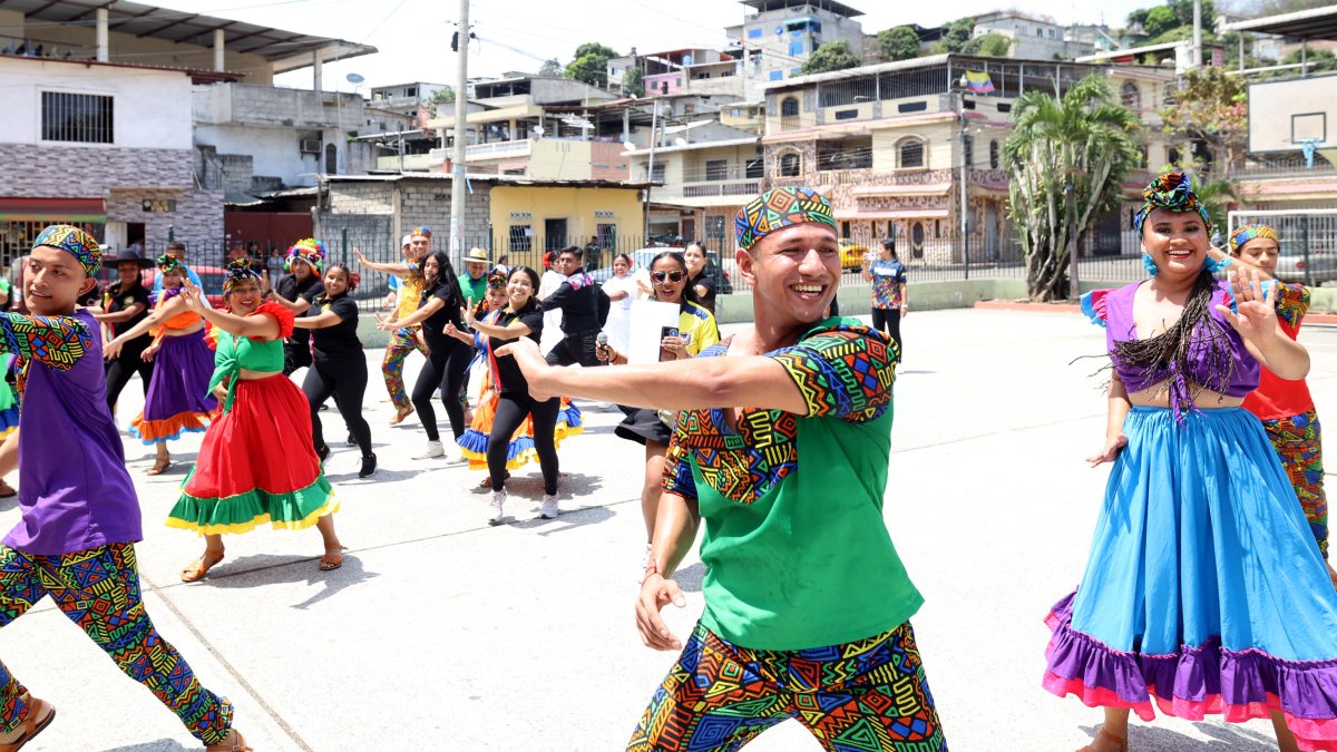 Comunidad. Con danza, cultura y exposiciones, los moradores del sector disfrutaron de la jornada.