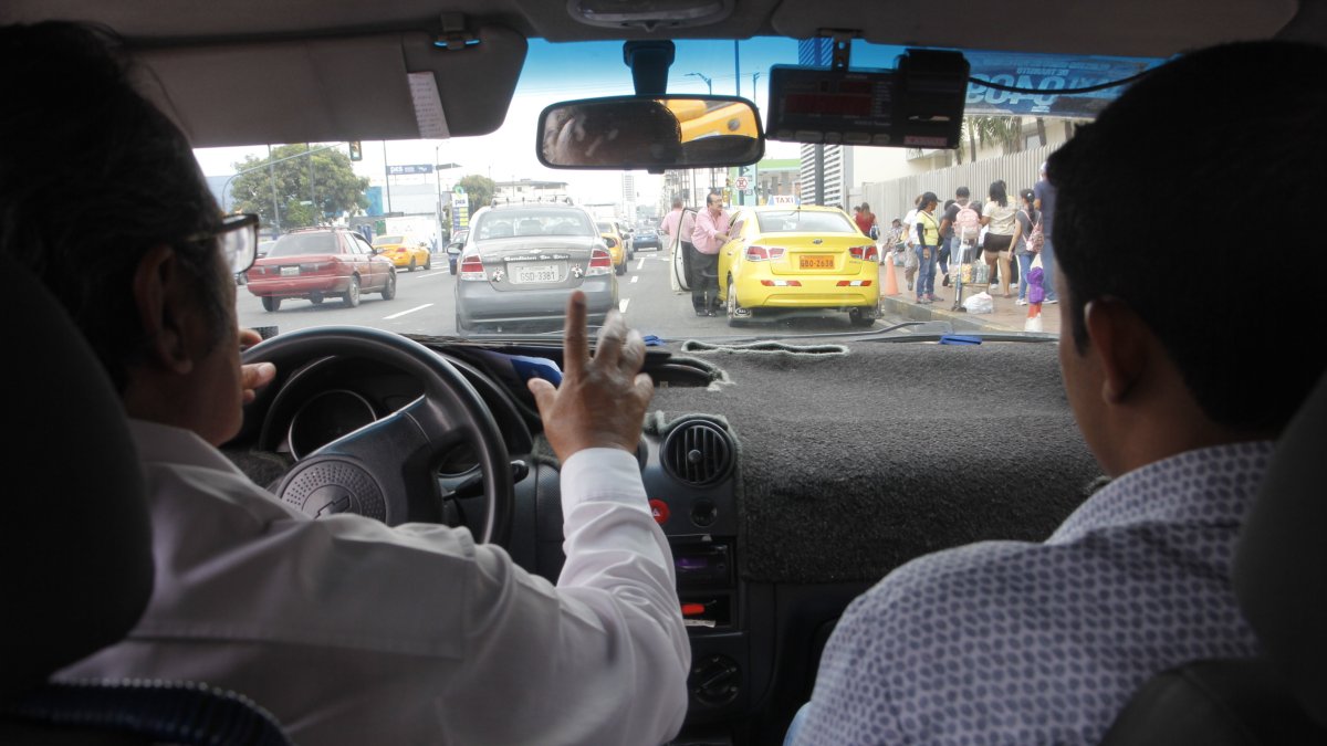 Hecho. De $ 3 a $ 4 suelen pedirles a los taxistas para no robarles cuando salen de ciertos sectores conflictivos.