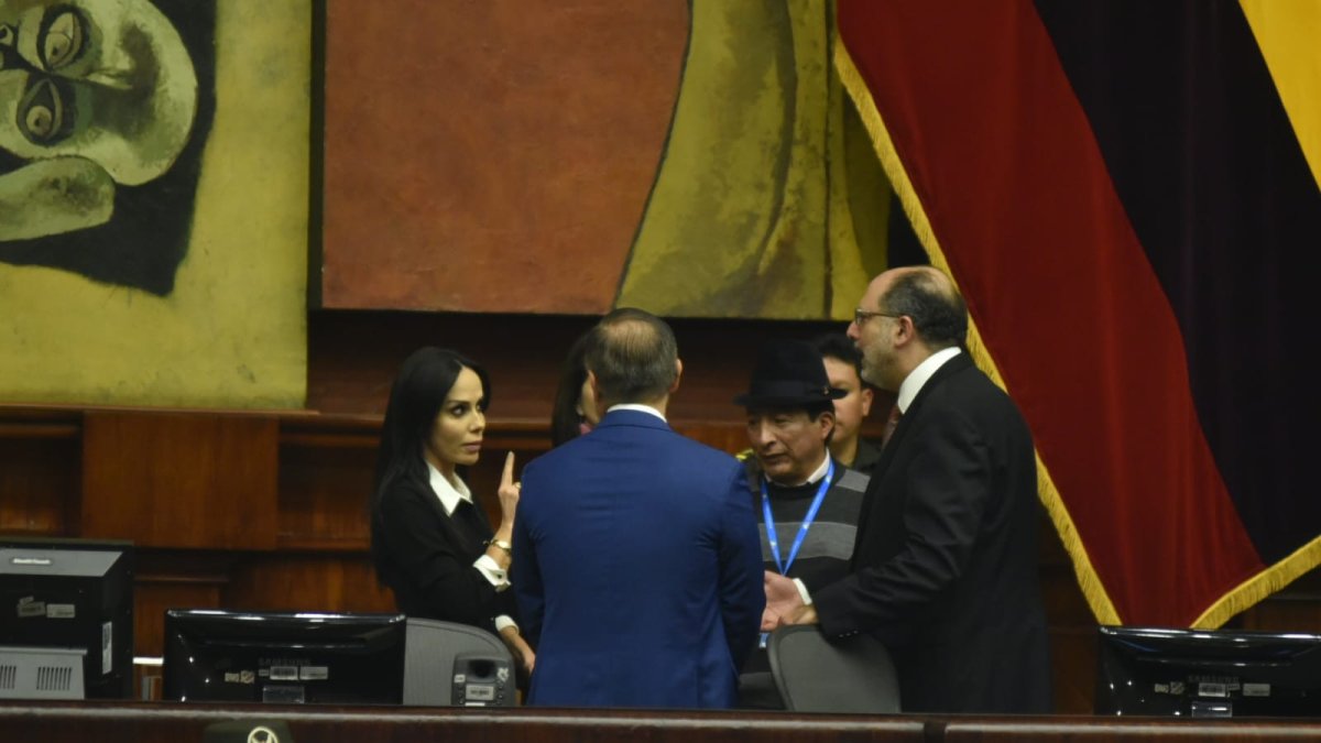 Marcela Holguín (i) y el presidente de la Asamblea, Henry Kronfle, previo al inicio de la sesión.