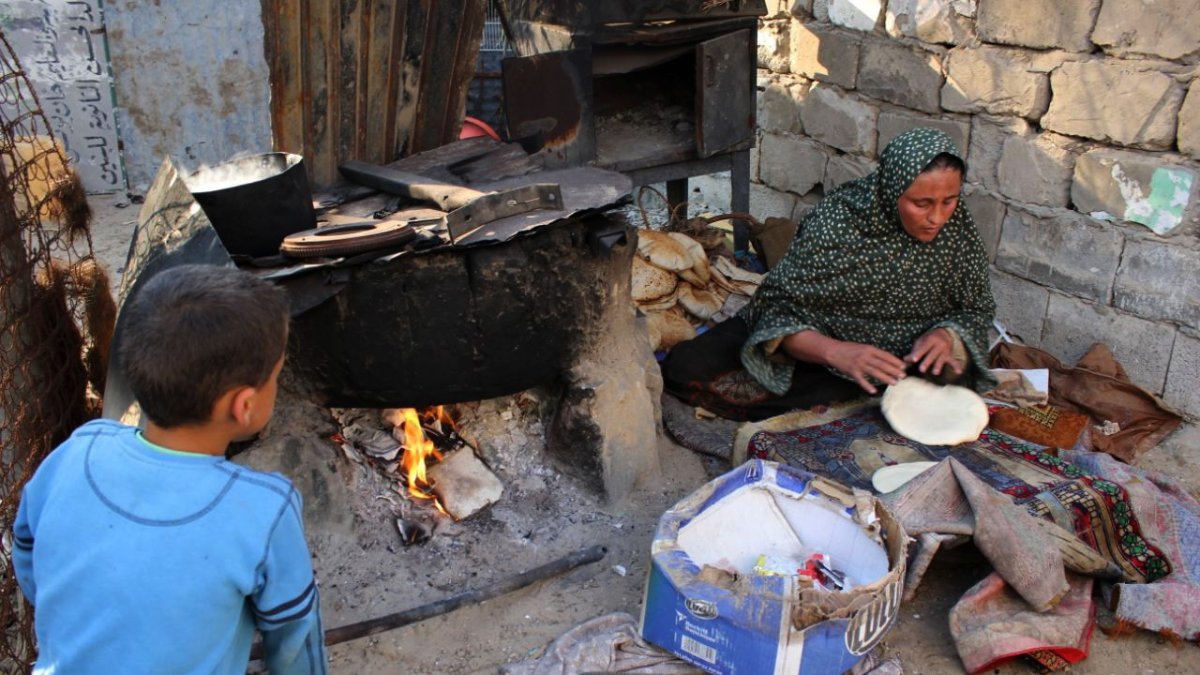 Pobreza. Una mujer hace pan artesanal en una localidad de la Franja de Gaza, en una imagen de archivo