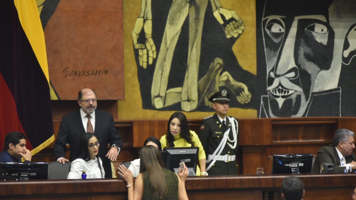 La Asamblea sesionó este domingo por segunda ocasión para tratar el tema de las comisiones legislativas