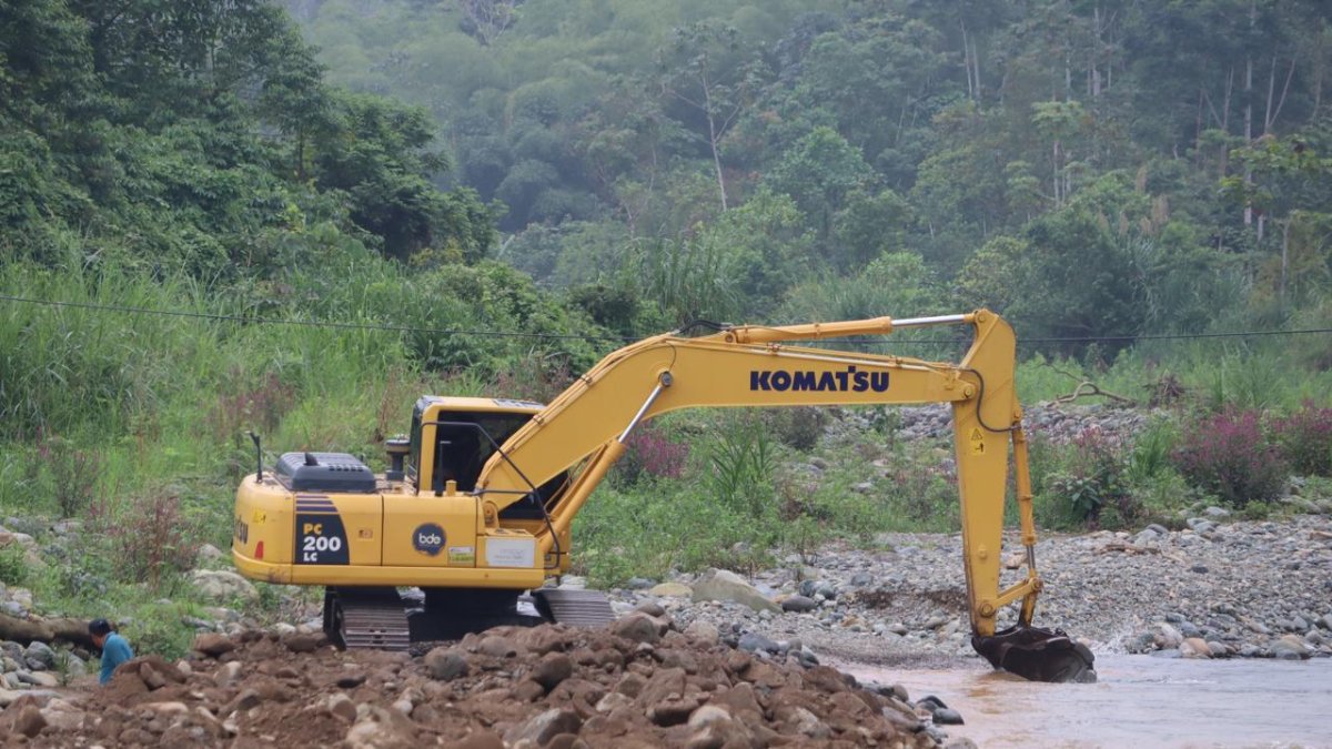 Trabajos. Con maquinaria pesada se trabaja para evitar inundaciones.