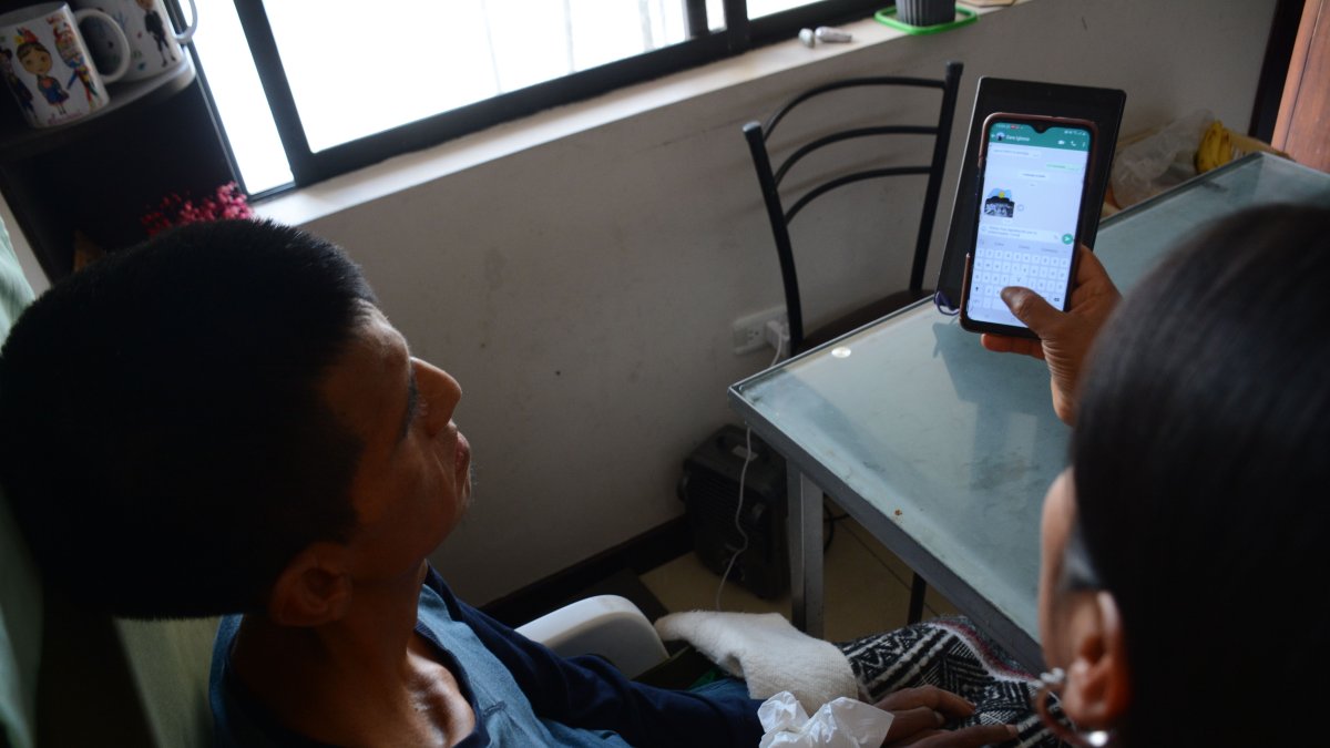 Quito. Paulina Oña cuida de su esposo Silvio Alvarado desde hace cuatro años, que la esclerosis lateral amiotrófica le impide moverse o hablar.