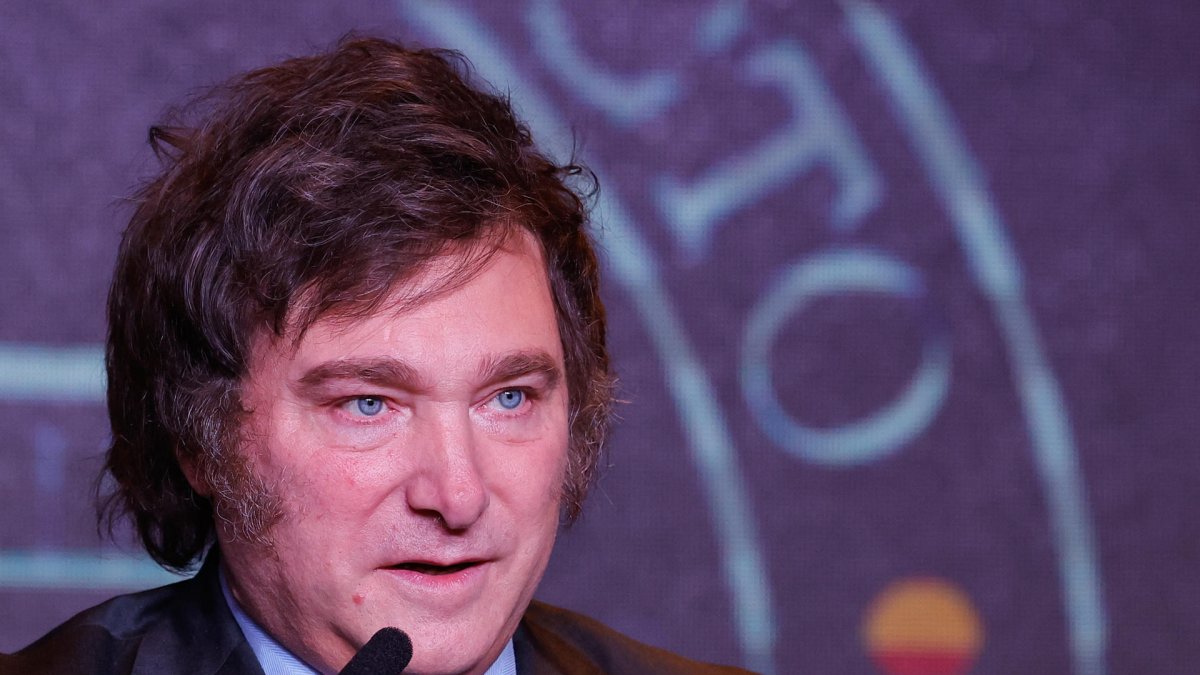 El presidente electo de Argentina, Javier Milei, ofrece un discurso en el