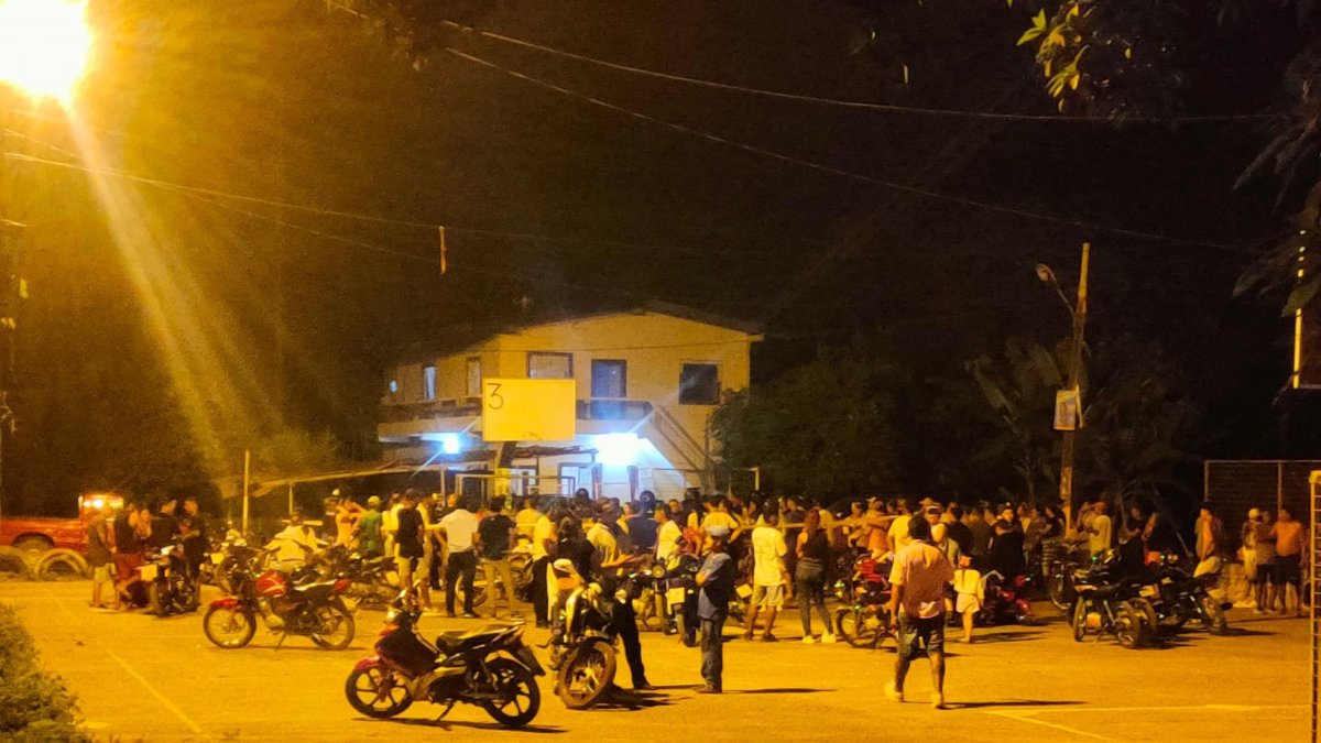 Vecinos y curiosos llegaron hasta la cancha de un caserío rural de Puebloviejo donde ocurrió la balacera.