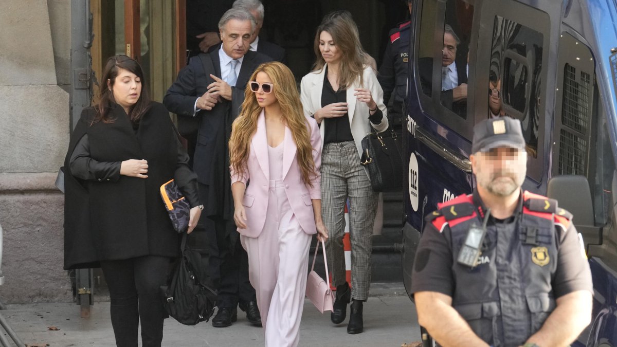 La cantante Shakira a su salida de la Audiencia de Barcelona tras aceptar este lunes el pago de una multa millonaria a cambio de una rebaja de condena que evitará su entrada en prisión, tras admitir que defraudó 14,5 millones a Hacienda entre los años 2012 y 2014.