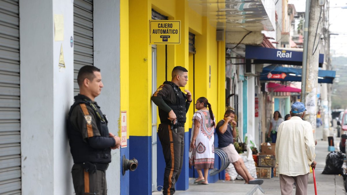 El robo se registró en el interior de un supermercado.