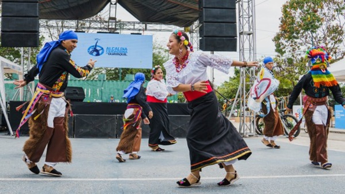 Durante la feria también se presentaron grupos folklóricos de la ciudad.