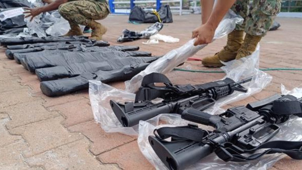 Foto referencial de incautación de armas en Ecuador.